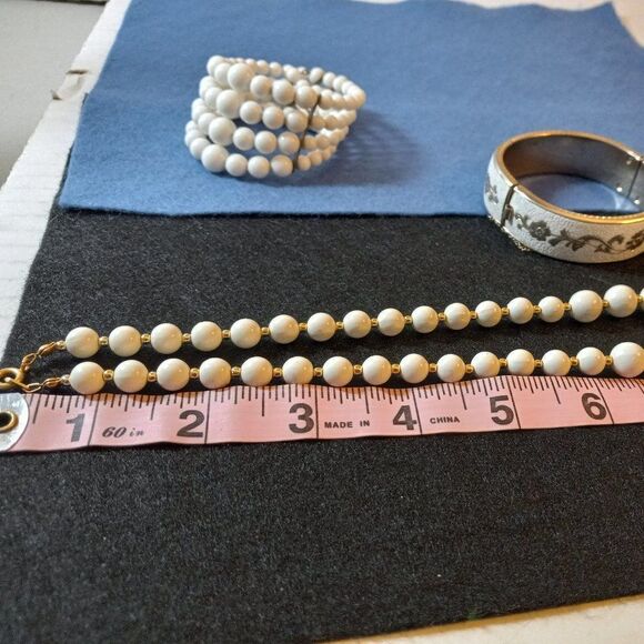 Vintage Beaded Necklace and Bracelets - Picture 6 of 7